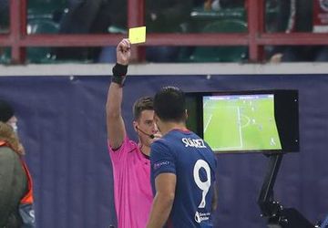 🎥 | Gele kaart voor Luis Suárez na meekijken op VAR-scherm