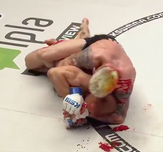 🎥 | MMA-vechter laat bloedende tegenstander na gruwelijke choke aftikken