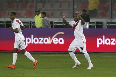 Peru wint met scorende Farfán in de spits, Panama speelt gelijk in afscheidsduel