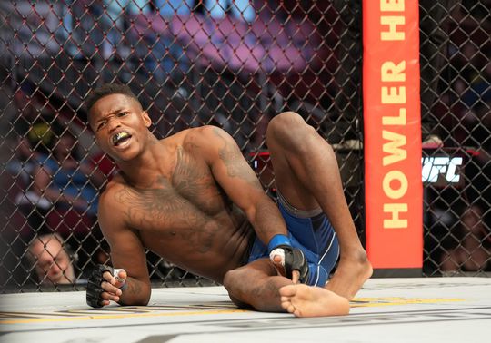 🎥 | UFC-debutant slaat opponent na 7 (!) tellen KO, blesseert knie bij juichen