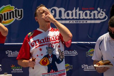🎥 | Amerikaan propt in 10 minuten 76 hotdogs naar binnen op feestdag 4 juli