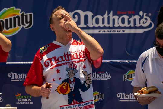 🎥 | Amerikaan propt in 10 minuten 76 hotdogs naar binnen op feestdag 4 juli