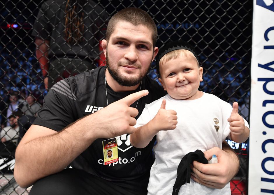 🎥 | PRACHTIG! Islam Makhachev viert winst UFC 267 met Russische internetsensatie Hasbulla