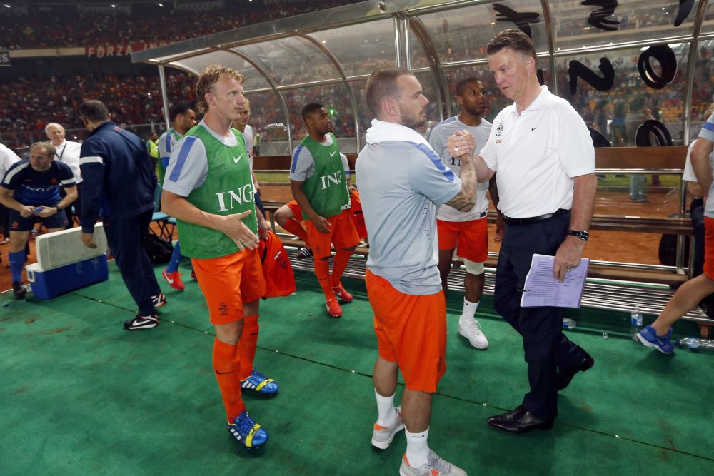 Bondscoaches Oranje feliciteren Sneijder met videoboodschap