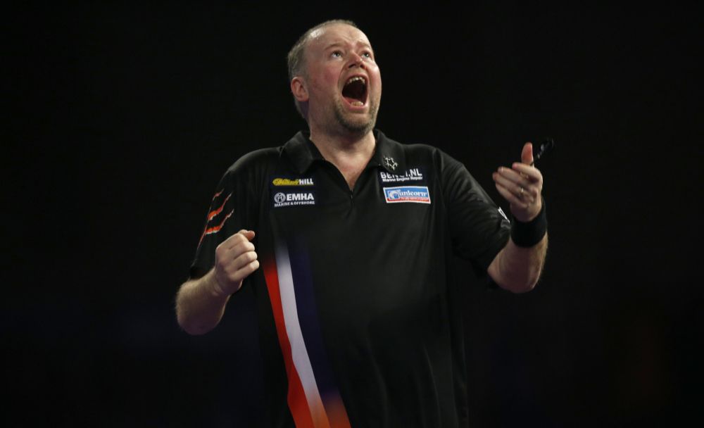 Van Barneveld dendert door en schakelt ook Van de Pas uit