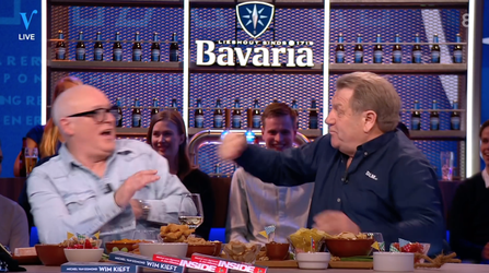 Boskamp was weer on fire: versprekingen, koek uitdelen en grappen over postuur (video)