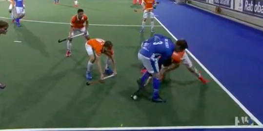 Taxi! Bloemendaal-speler Arthur Van Doren zet tegenstander te kijk met zieke panna (video)