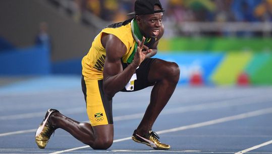 Gesigneerde schoen Bolt gaat voor 16.000 euro over de toonbank