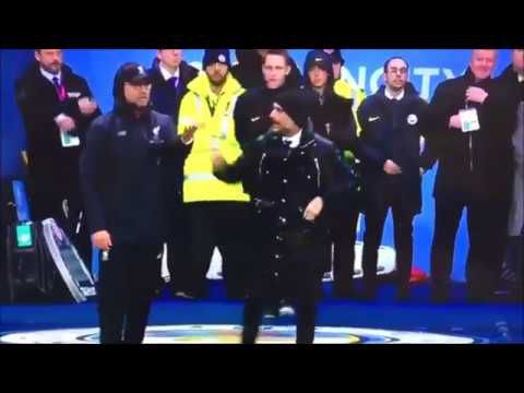 Klopp en Guardiola beëindigen discussie met vreemde high five (video)
