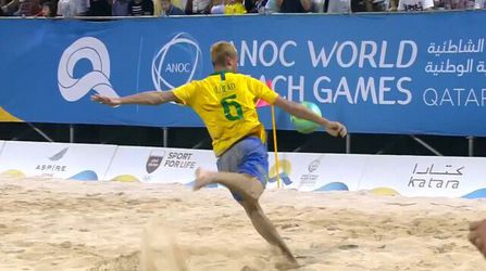 🎥 | Braziliaanse beachvoetballer ramt bal vanaf eigen helft snoeihard in de kruising