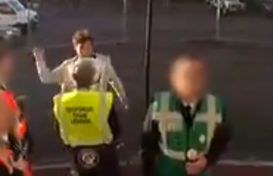 Idioterie: Dronken 'voetbalfan' slaat steward met platte hand in het gezicht (video)