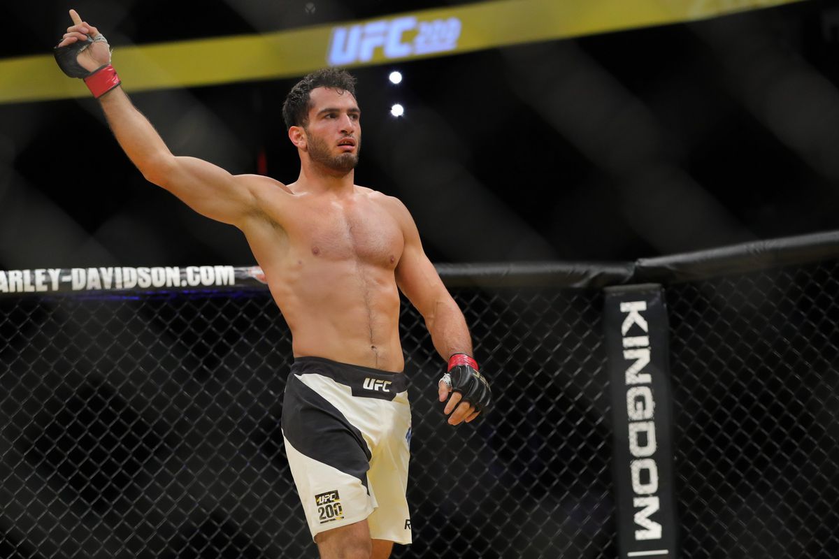 Mousasi wint op bizarre wijze van Weidman in UFC 210