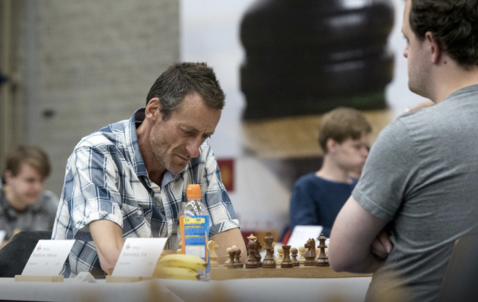 Deze schaakmeester is het liefst constant stoned: 'Heerlijk, vooral bij snelle toernooien'