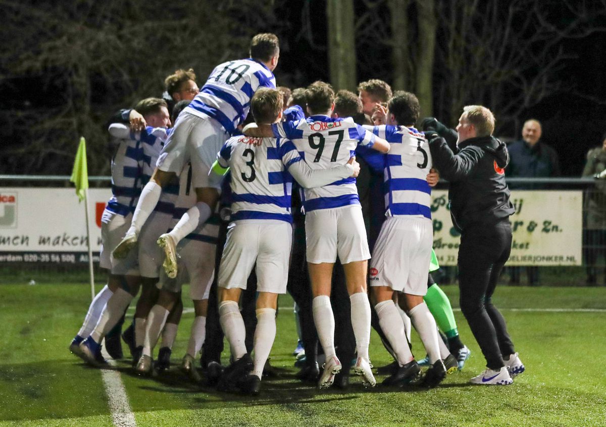 🎥 | Lol bij Spakenburg: verdediger vergeet schoenen, spelers sjoelen in de bus