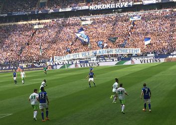 Fans Schalke hangen spandoek op na politie-inval bij 'vrienden' van FC Twente