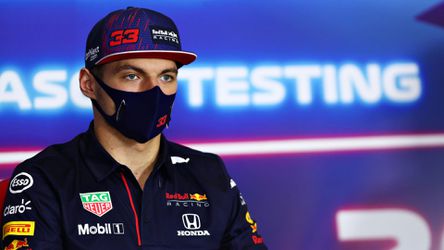 Max Verstappen ontspant in Bahrein: 'Auto reageert goed, veel positieve ontwikkelingen'