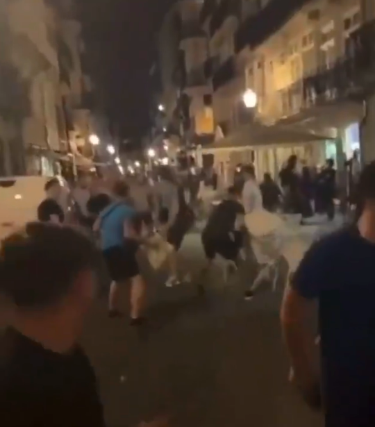🎥 | Pleuris in Porto: fans van Chelsea, Man City én United met elkaar op de vuist