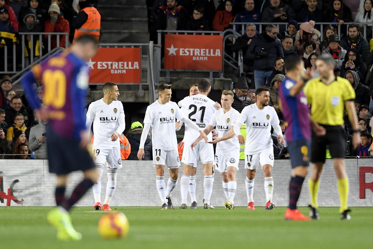 Bizarre eerste helft bij Barça-Valencia: 2 strafschoppen, 3 goals en enorme hoofdwond