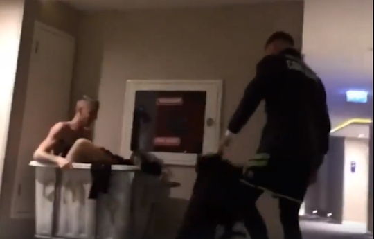 HAHA! Lex Immers laat teamgenoot zich de tandjes schrikken (video)