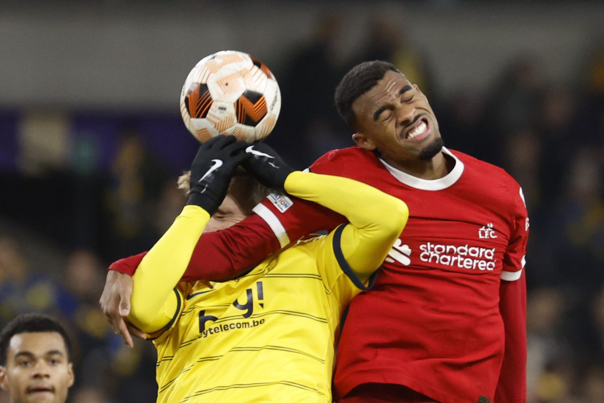 Ryan Gravenberch, Virgil van Dijk en Sofyan Amrabat in de basis bij North West Derby