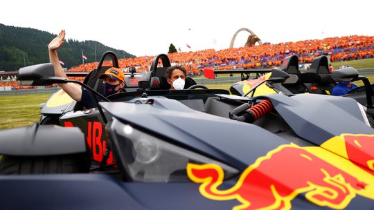 🎥 | Max Verstappen bedankt uitzinnige Oranje-menigte: 'Laten we er een mooie race van maken'