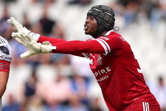 🎥 | Oei! Keeper van Eupen krijgt gekke kramp na redding