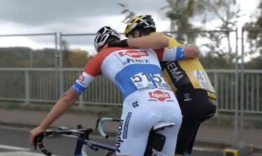 🎥 | Wat je op tv niet zag: prachtige beelden van Van der Poel en Van Aert na de finish