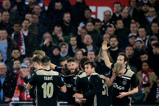 Zo werd de spelersbus van Ajax onthaald na winst op Feyenoord (video)