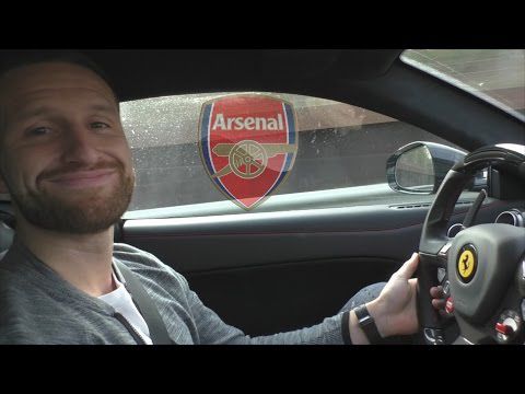 VET! Touzani gaat stuk met Mustafi in de Ferrari (video)