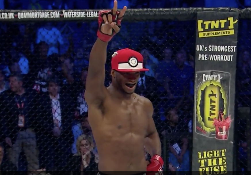 MMA-vechter 'vangt' verslagen tegenstander met Pokéball (video)