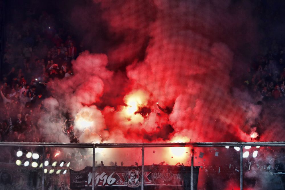 WTF?! Ajax-fans pakken Standard terug met vuurwerk (video)