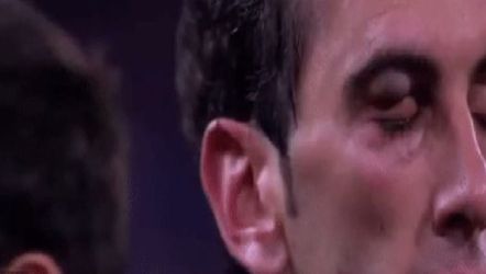 Suarez bezorgt Godin blauw oog na elleboogstoot (video)