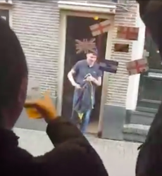 Engelse fans ontvangen hoerenloper juichend na vluggertje op Amsterdamse Wallen (video)