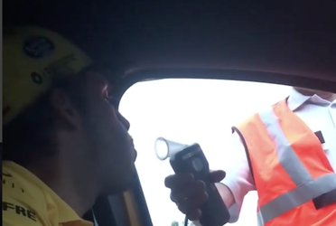 WTF! Alcoholcontrole voor Sainz bij het verlaten van het Spa-circuit (video)