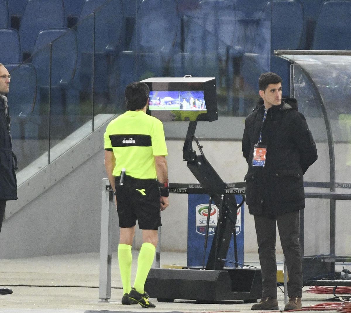 Revolutie in Serie A: beslissing videoscheidsrechter op grote schermen in stadions