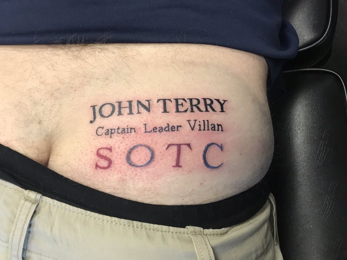 Villa-fan houdt woord en tatoeëert naam John Terry op z'n bil