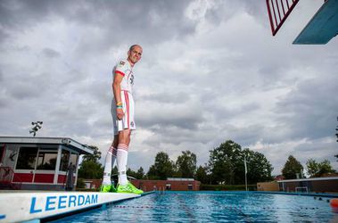 WTF! Deze man zwemt het liefst in het VOLLEDIGE tenue (inclusief schoenen) van Arjen Robben