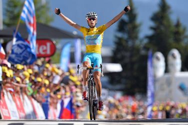 Superieure Nibali wint Alpenrit in Tour (video)