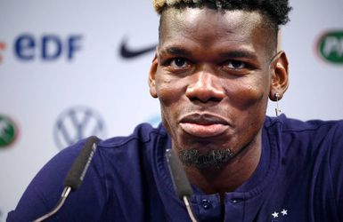 🎥 | Paul Pogba doet Ronaldo na en schuift flesje Heineken 0.0 weg tijdens persconferentie