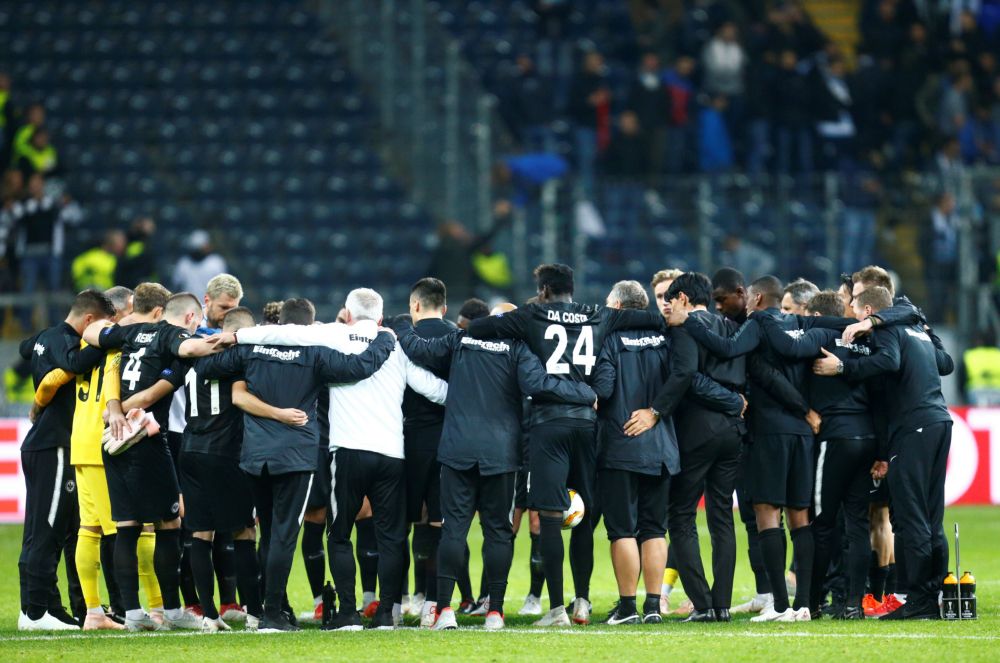 Prachtig! Eintracht-speler door hele ploeg omhelsd na overlijden broer