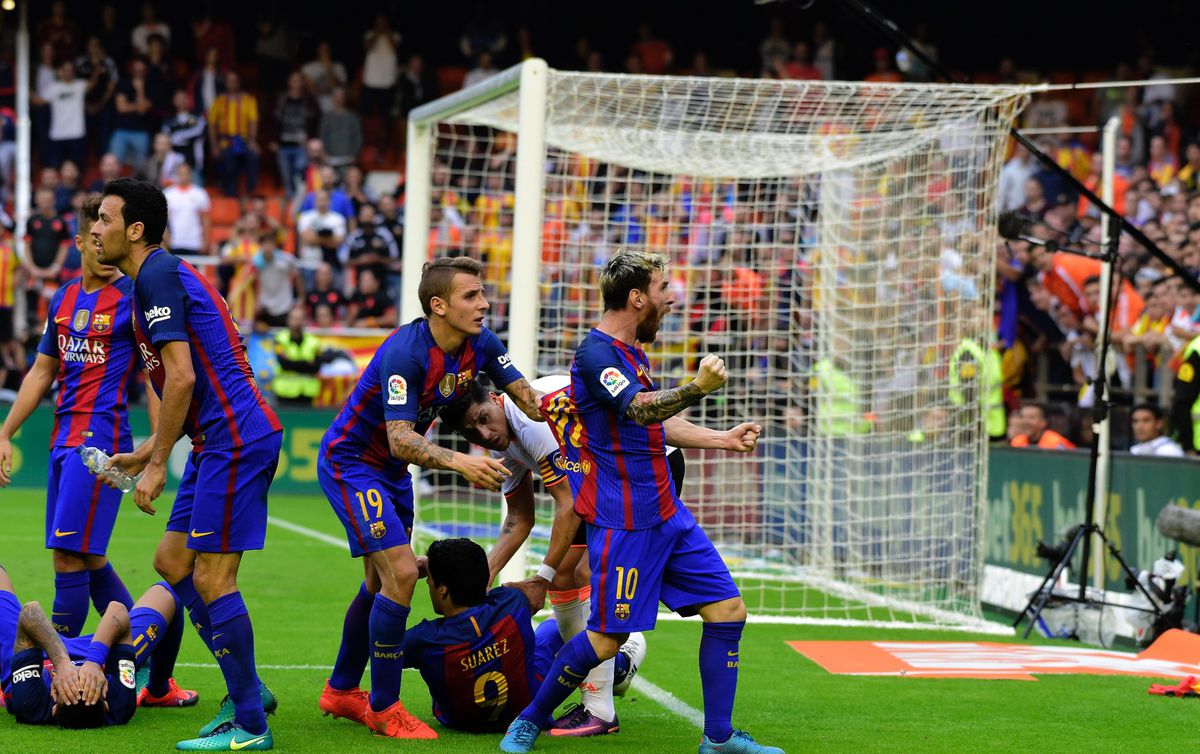 WTF! Neymar geraakt door fles vanuit Valencia-tribune (video)