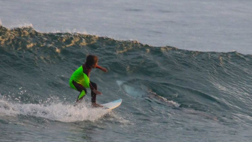 WOW! Vader ziet hoe witte haai opeens héél dichtbij surfend zoontje (10) zwemt