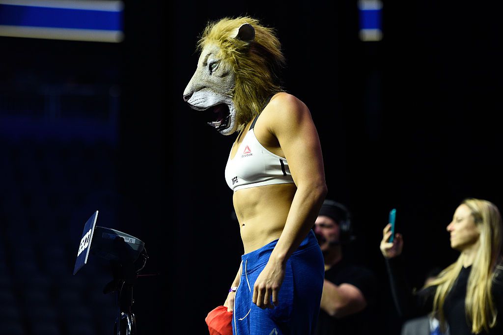 Nunes komt in leeuwenmasker naar weegmoment voor duel met Rousey (video)