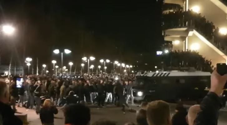 Supporters rellen binnen en buiten de Grolsch Veste met ME (video's)