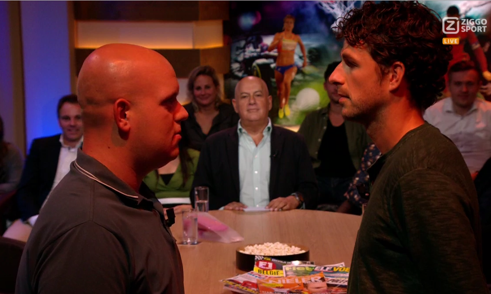 Van Gerwen en Haase moeten spelletje doen: heel ongemakkelijk (video)