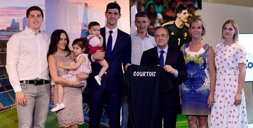 Fotoreeks: trotse Courtois gepresenteerd bij Real Madrid