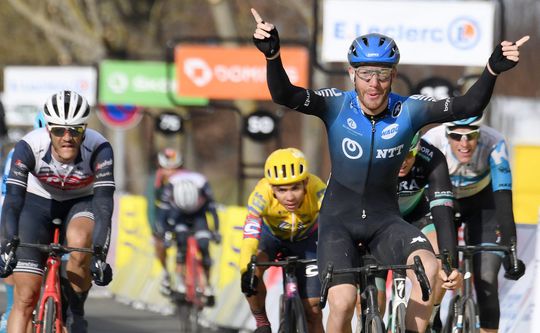 🎥 | Nizzolo wint spectaculaire waaieretappe in Parijs-Nice