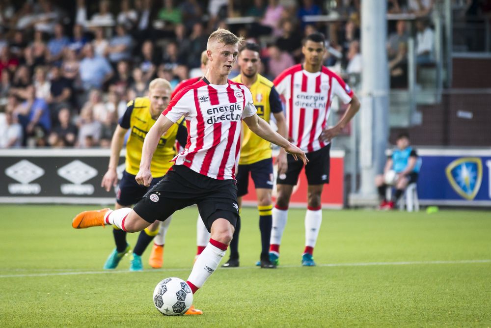 PSV in nieuw uitshirt met Room, Rosario en Gudmundsson tegen ADO