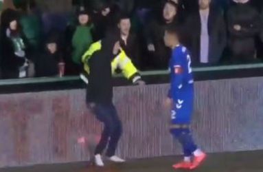 Rangers-verdediger ruziet op het veld met doorgedraaide Hibernian-fan (video)