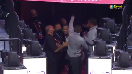 🎥 | Russell Westbrook krijgt popcornbak leeg over zich heen gegooid en is WOEST
